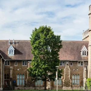 企業管理碩士班 (MBA)  – 英國格羅斯特大學